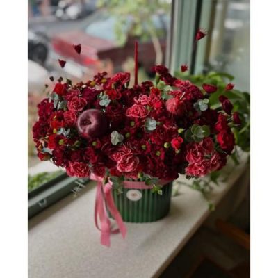 باکس گل شب یلدا برای دختر با گل‌های شاداب و رنگارنگ 4891