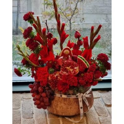باکس گل شب یلدا برای همسر با گل‌های داودی و رز مینیاتوری 4929