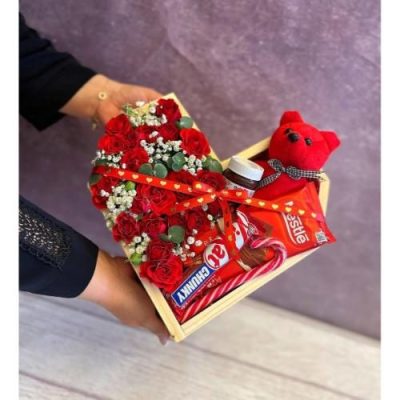 باکس گل ولنتاین با گل‌های رنگین کمانی و رزهای قرمز 5351