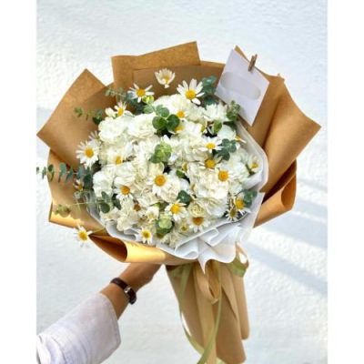 دسته گل گل عروس و رز قرمز برای روز مادر 4481