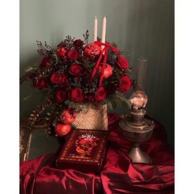 سبد گل شب یلدا برای اعضای فامیل با گل‌های نرگس و تنقلات خوشمزه 4966