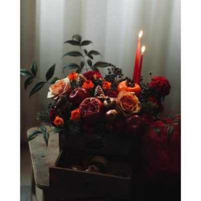 سبد گل شب یلدا برای پدر با گل‌های رز و آجیل مخلوط 4967