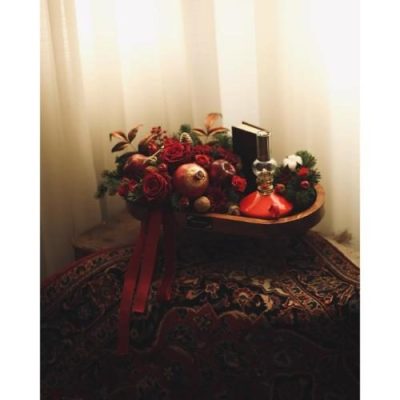 باکس گل شب یلدا برای کارمند با گل‌های رز و میوه‌های فصل 4952