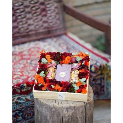 باکس گل شب یلدا برای هدیه به آشنایان با گل‌های لیسینتوس و آجیل 4964