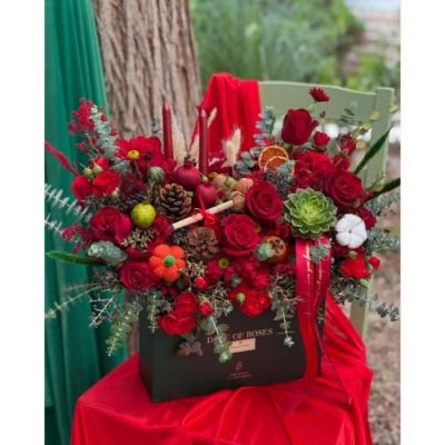 باکس گل شب یلدا برای دوستان با گل‌های لیسینتوس و تنقلات شب یلدا 4961
