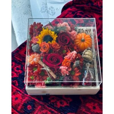 باکس گل شب یلدا برای هدیه به همسر با گل‌های رز و میوه‌های بهاری 4946