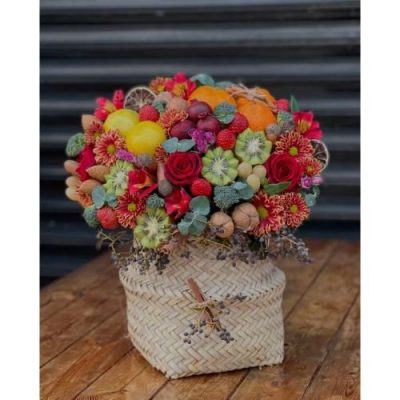 سبد گل شب یلدا برای شوهر با گل‌های نرگس و آجیل شب یلدا 4948