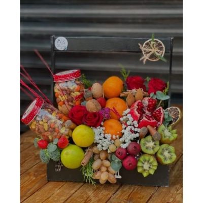 باکس گل شب یلدا برای پسر با گل‌های رز و میوه‌های خشک 4947