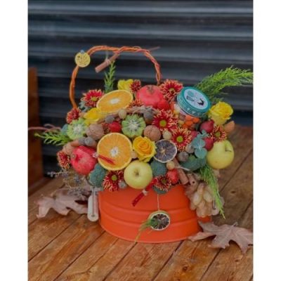 باکس گل شب یلدا با گل‌های رز مینیاتوری و میوه‌های خوشمزه 4950