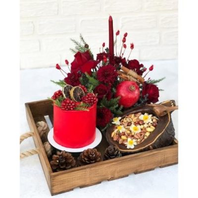 باکس گل شب یلدا برای هدیه به رئیس با گل‌های رز و میوه‌های بهاری 4957