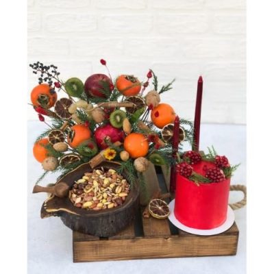 باکس گل شب یلدا برای هدیه به مادر با گل‌های لیسینتوس و میوه‌های بهاری 4944