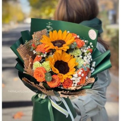 دسته گل شب یلدا برای همسر با گل‌های رز و میوه‌های خرما و انار 4940