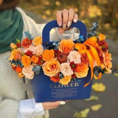 باکس گل شب یلدا با گل‌های رز مینیاتوری و میوه‌های فصل به همراه تخمه هندوانه 4938