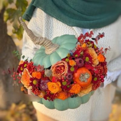 باکس گل شب یلدا برای شوهر با گل‌های نرگس و خرما 4937