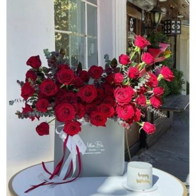 باکس گل شب یلدا برای هدیه به همسر با گل‌های رز و میوه‌های فصل 4936