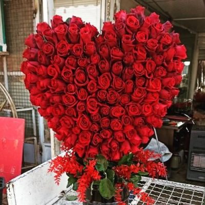 سبد گل ولنتاین با گل‌های رز قرمز و گل‌های لیلیوم 5444