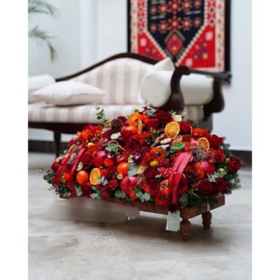 باکس گل شب یلدا برای شوهر با گل‌های رز و میوه‌های تازه انار و خرما 4934