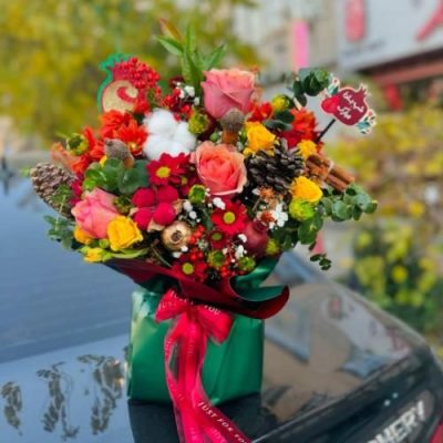 سبد گل شب یلدا با گل‌های رز و میوه‌های فصل به همراه مغز گردو 5013