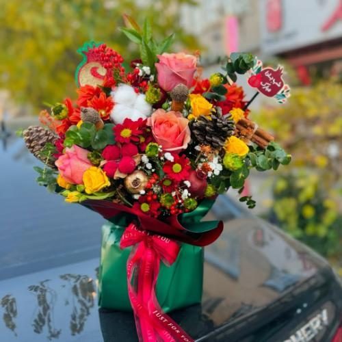 سبد گل شب یلدا با گلهای رز و میوههای فصل به همراه مغز گردو 5013 سبد گل شب یلدا با گلهای رز و میوههای فصل به همراه مغز گردو 5013