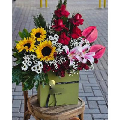 باکس گل گل عروس و آلسترومریا برای روز زن 4767