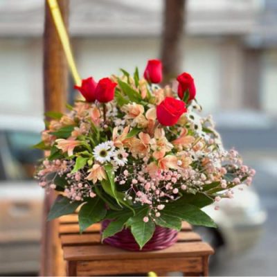سبد گل رز و گل عروس برای روز مادر 4695