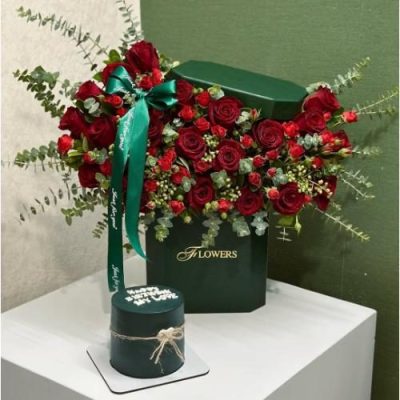 سبد گل شب یلدا برای مادر با گل‌های لیسینتوس و آجیل خوشمزه 5009