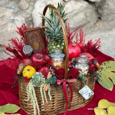 سبد گل شب یلدا برای هدیه به همسر با گل‌های لیسینتوس و آجیل مخلوط 5012