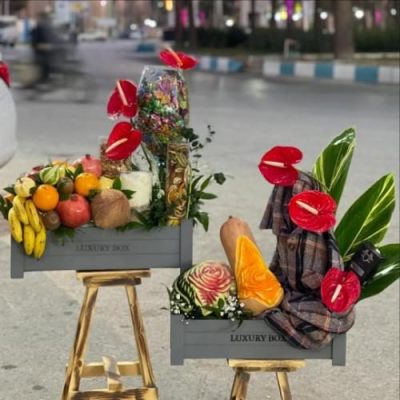 سبد گل شب یلدا برای دختر با گل‌های نرگس و آجیل شب یلدا 5005