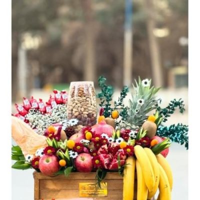 سبد گل شب یلدا برای هدیه به مادر با گل‌های رز مینیاتوری و بادام 5007