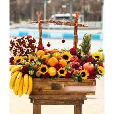 سبد گل شب یلدا با گل‌های رز و آجیل مخلوط برای پدر 5006