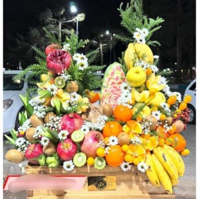 سبد گل شب یلدا با گل‌های رز و آجیل مخصوص شب یلدا برای پدر 4998