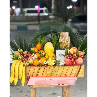 سبد گل شب یلدا با گل‌های رز و آجیل شب یلدا برای دختر 4996