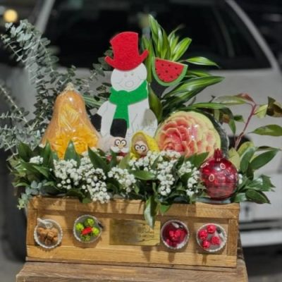 سبد گل شب یلدا با گل‌های نرگس و آجیل برای پسر 4994