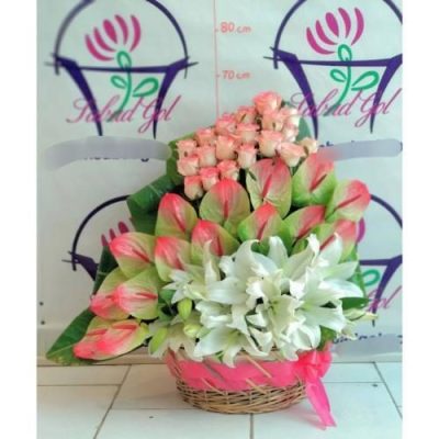 سبد گل شب یلدا برای آشنایان با گل‌های لیسینتوس و آجیل 4982