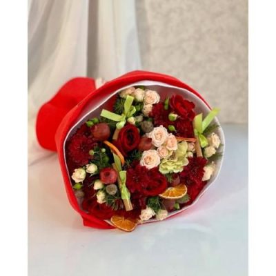 دسته گل شب یلدا برای رئیس با گل‌های داودی و میوه‌های خوشمزه 4987