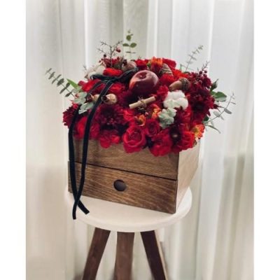 سبد گل شب یلدا برای اعضای فامیل با گل‌های رز و تنقلات شب یلدا 4979