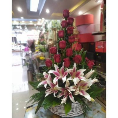 سبد گل شب یلدا برای همکار با گل‌های رز و آجیل شب یلدا 4988