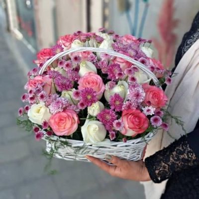سبد گل شب یلدا برای مادر با گل‌های لیسینتوس و تنقلات شب یلدا 4989