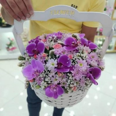 سبد گل شب یلدا با گل‌های رز و میوه‌های انار و خرما برای پسر 4990