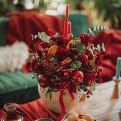 سبد گل شب یلدا برای دوستان با گل‌های رز مینیاتوری و میوه‌های فصل 4986