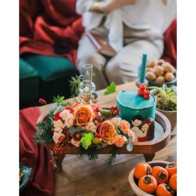 سبد گل شب یلدا برای اعضای فامیل با گل‌های رز و میوه‌های انار 4983