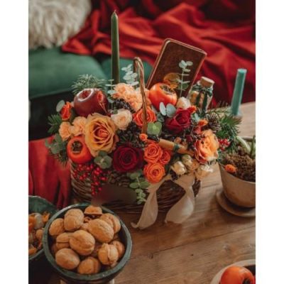 سبد گل شب یلدا برای دوستان با گل‌های رز مینیاتوری و آجیل خوشمزه 4980