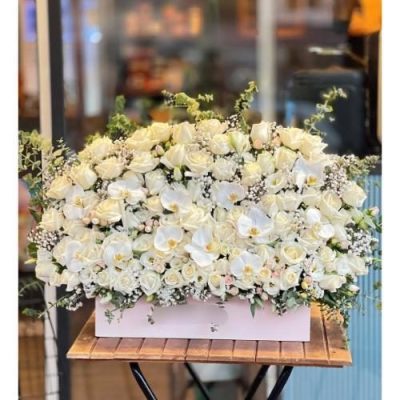 باکس گل شب یلدا برای هدیه به دختر با گل‌های رز و آجیل مخصوص 5014
