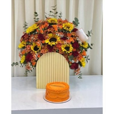 سبد گل شب یلدا برای اقوام با گل‌های رز و آجیل مخلوط 4985