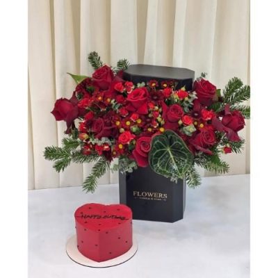 سبد گل شب یلدا برای پدر با گل‌های رز و میوه‌های بهاری 4977