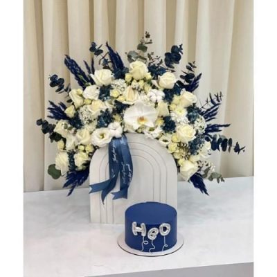 سبد گل شب یلدا برای هدیه به اعضای فامیل با گل‌های نرگس و آجیل 4975