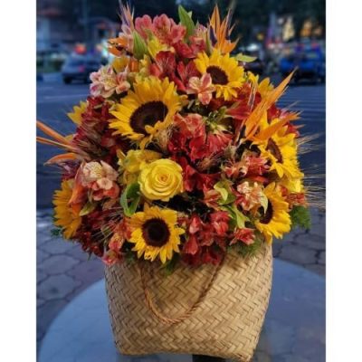 سبد گل شب یلدا برای پسر با گل‌های رز و آجیل شب یلدا 4974