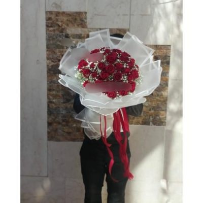 دسته گل عاشقانه با گل‌های رز قرمز 5165