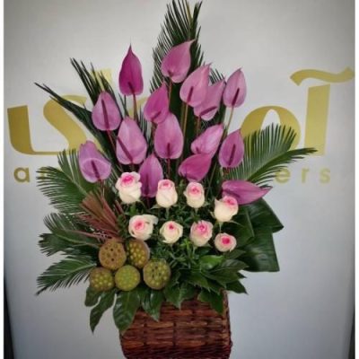 سبد گل شب یلدا برای شوهر با گل‌های لیسینتوس و آجیل 4971