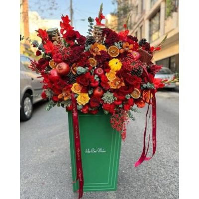 سبد گل شب یلدا برای دوستان با گل‌های رز قرمز و آجیل مخصوص 4969